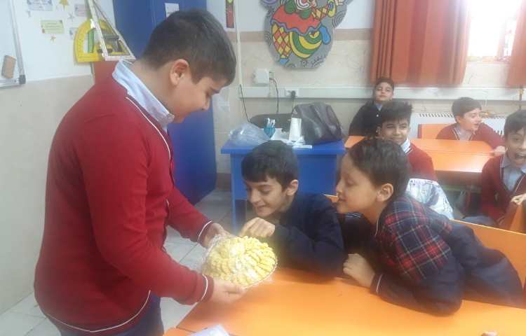 درس مطالعات کنفرانس گروهی دانش آموزان درباره کرمانشاه و پذیرایی با سوغاتی های کرمانشاه 2