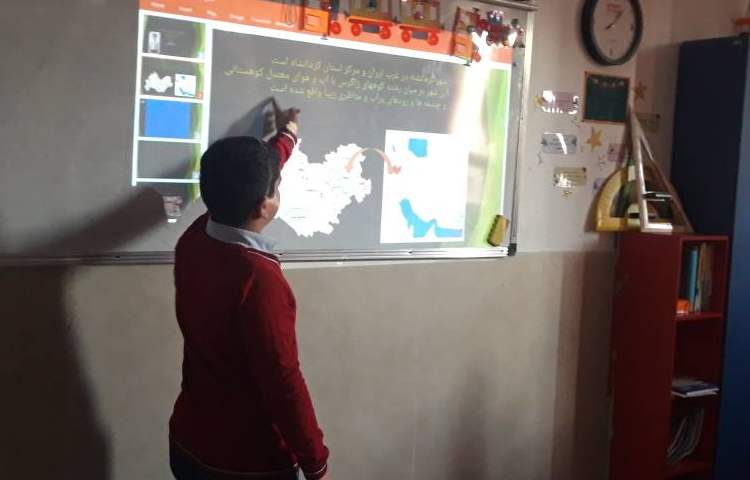 درس مطالعات کنفرانس گروهی دانش آموزان درباره کرمانشاه و پذیرایی با سوغاتی های کرمانشاه 4