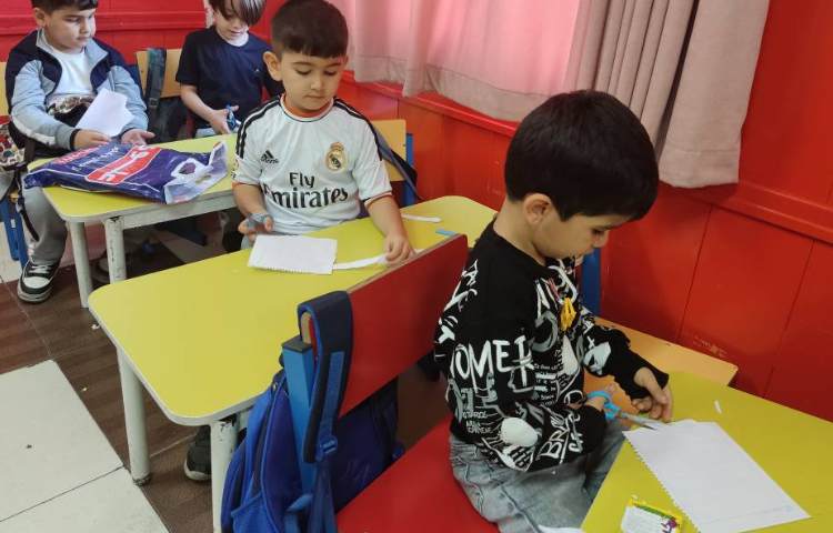 درس : مهارت دست ورزی: تمرین خط صاف با استفاده از برش کاغذ 1