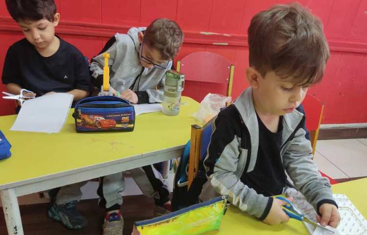 درس : مهارت دست ورزی: تمرین خط صاف با استفاده از برش کاغذ 2