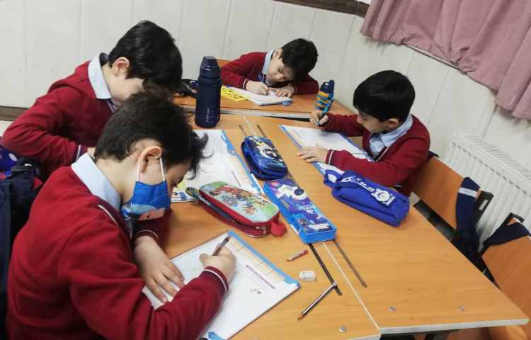 درس مهارت زندگی، در مورد رفتارهای دوستانه و غیردوستانه آموزش داده شد، دانش آموزان در مورد رفتارهای 3