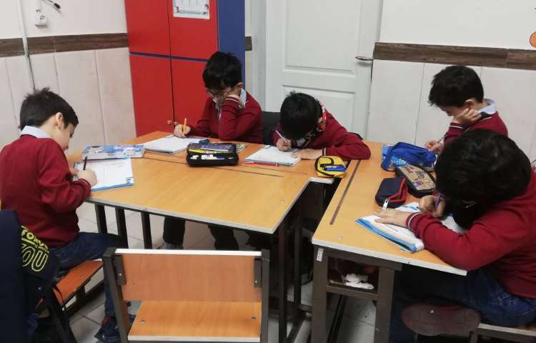 درس مهارت زندگی، در مورد رفتارهای دوستانه و غیردوستانه آموزش داده شد، دانش آموزان در مورد رفتارهای