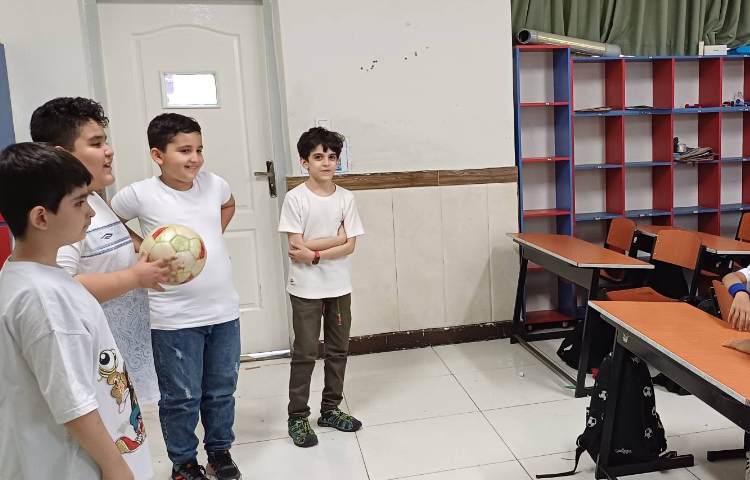 در زنگ فارسی قصه گویی و پرسش و پاسخ در قالب بازی انجام شد 1