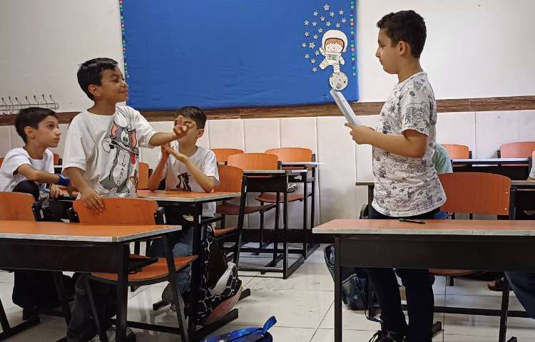 در زنگ فارسی قصه گویی و پرسش و پاسخ در قالب بازی انجام شد 2