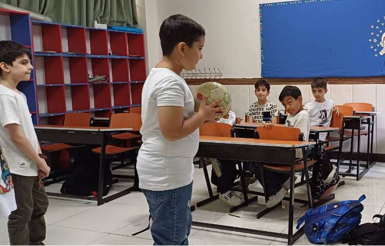 در زنگ فارسی قصه گویی و پرسش و پاسخ در قالب بازی انجام شد 3