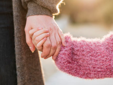 در مواجهه با کودکان وابسته چه رفتاری داشته باشیم؟