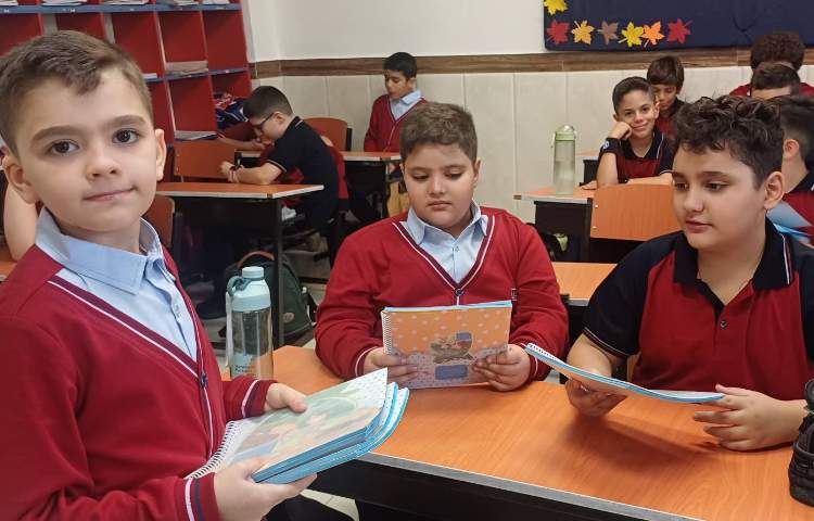 در مورد معارفه و همچنین روش تدریس صحبت شدو کتاب کارها در قفسه های کلاس مرتب شد 1