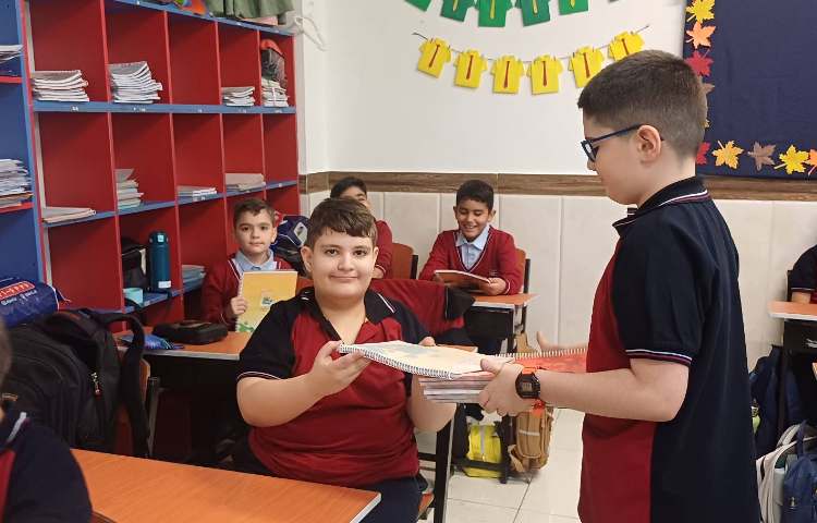 در مورد معارفه و همچنین روش تدریس صحبت شدو کتاب کارها در قفسه های کلاس مرتب شد 2