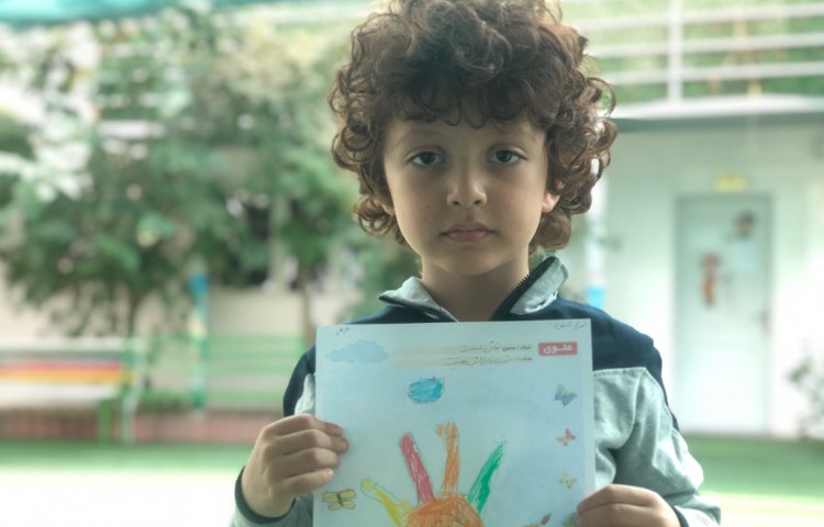 در کلاس نوشتاری با دست نقاشی مرغ کشیدیم