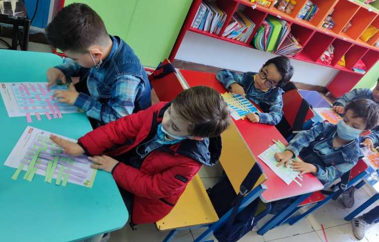 :دستان توانا، بافت با استفاده از کاغذ رنگی