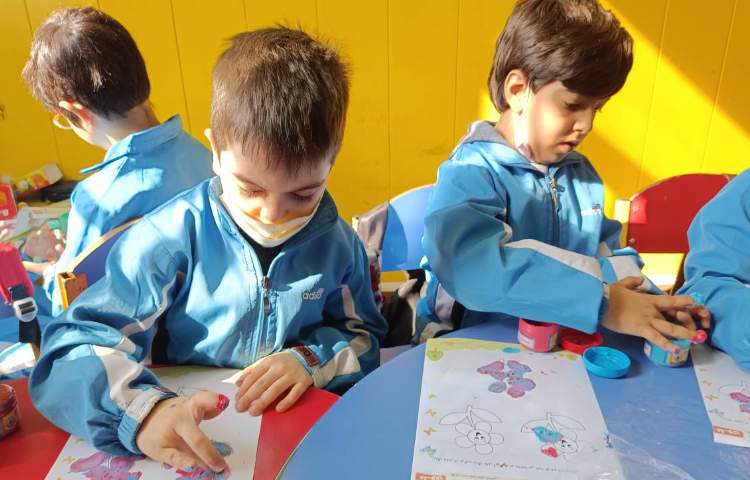 :دستان توانا با موضوع ترکیب رنگ 3