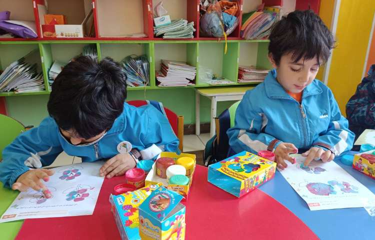 :دستان توانا با موضوع ترکیب رنگ 6