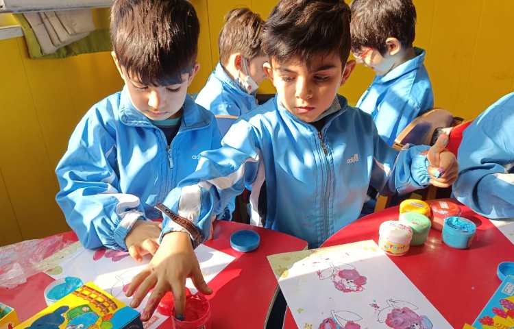 :دستان توانا با موضوع ترکیب رنگ