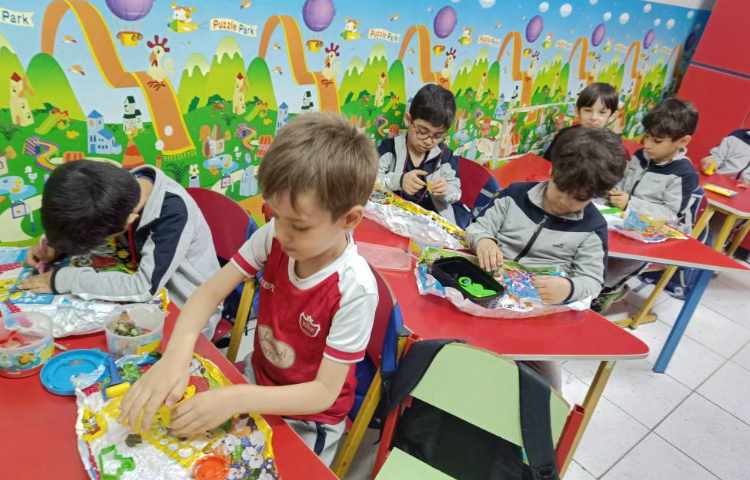 دستان توانا ،به کمک خمیر شکل دلخواه خود را درست کردند 2