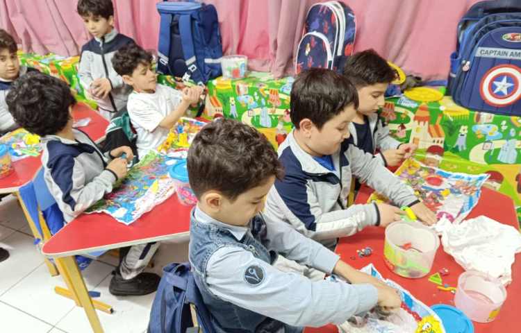 دستان توانا ،به کمک خمیر شکل دلخواه خود را درست کردند