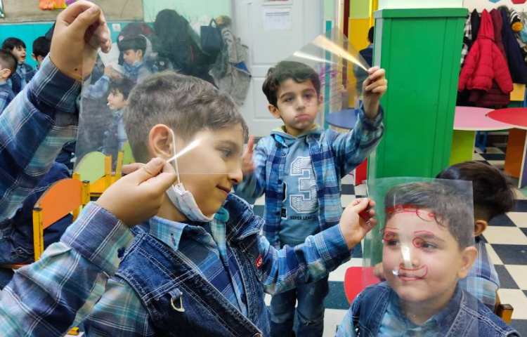 :دستان توانا، کشیدن چهره ی یکدیگر بر روی طلق شفاف 1