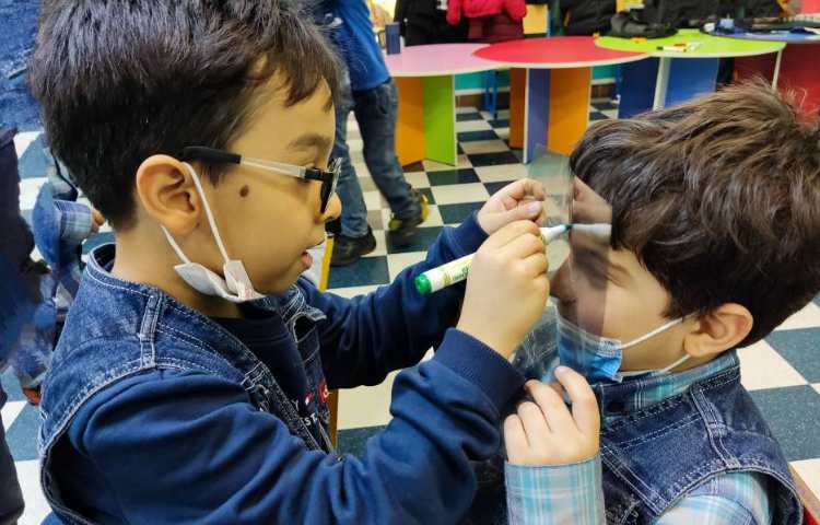 :دستان توانا، کشیدن چهره ی یکدیگر بر روی طلق شفاف 2