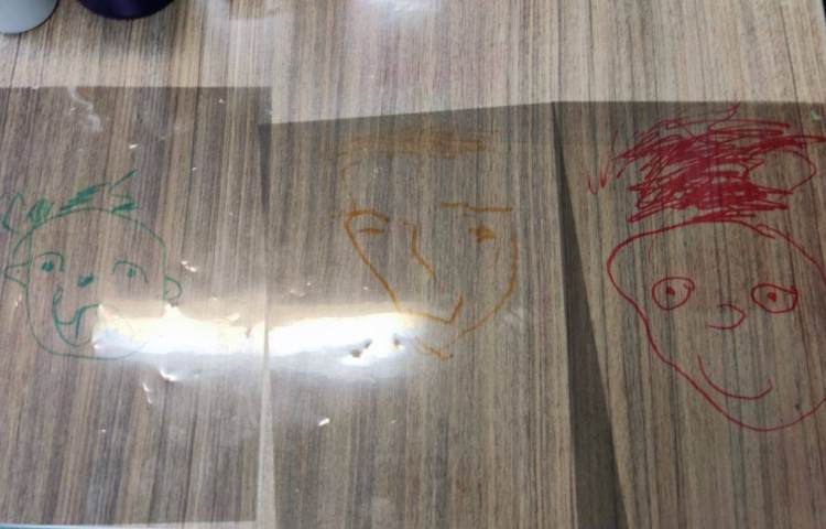 :دستان توانا، کشیدن چهره ی یکدیگر بر روی طلق شفاف 3