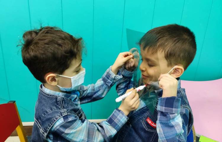 :دستان توانا، کشیدن چهره ی یکدیگر بر روی طلق شفاف 4