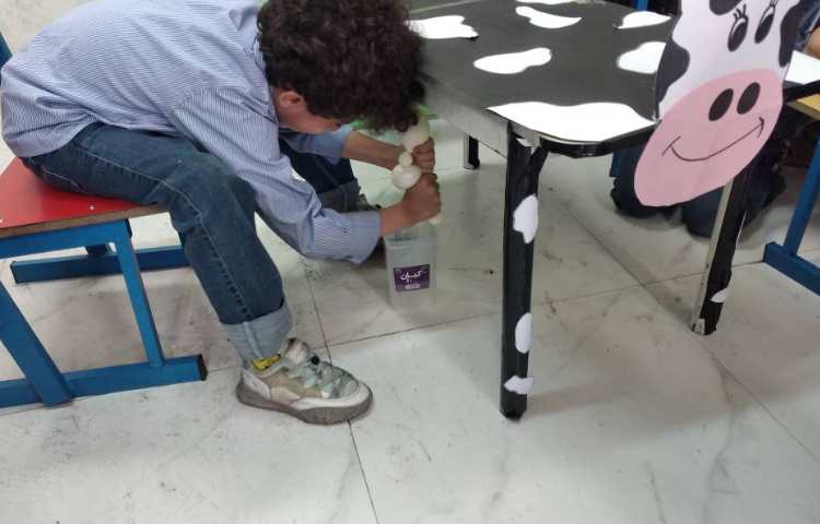 دستان توانمند دوشیدن شیر گاو مبحث جانوران 1