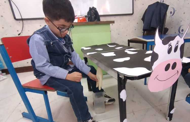 دستان توانمند دوشیدن شیر گاو مبحث جانوران 10