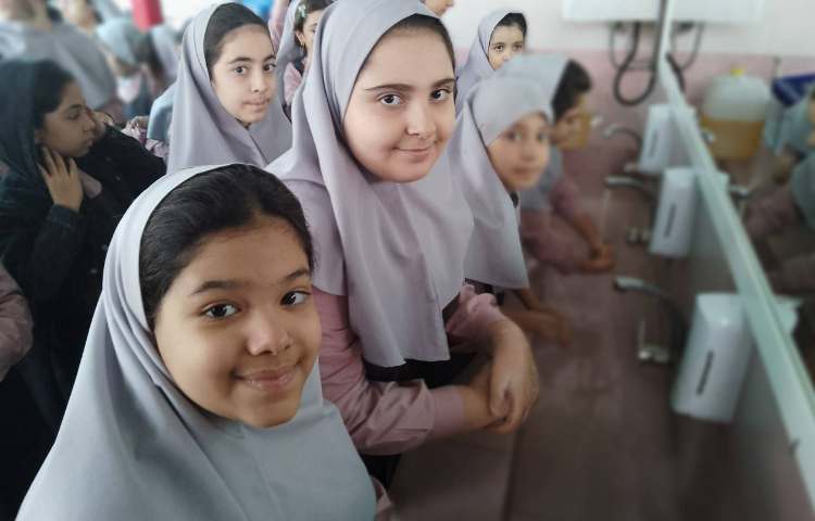 دستانِ پاک، مدرسه شاد