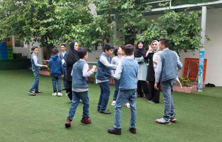 دست سازه با موضوع هوافضا و ساخت هواپیما به صورت گروهی انجام شد . 1