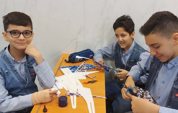 دست سازه با موضوع هوافضا و ساخت هواپیما به صورت گروهی انجام شد . 2