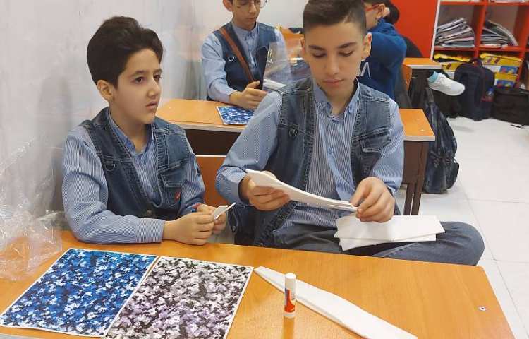 دست سازه با موضوع هوافضا و ساخت هواپیما به صورت گروهی انجام شد . 3