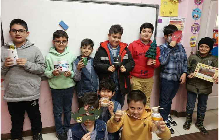 دست سازه دانش اموزان با وسایل بازیافتی