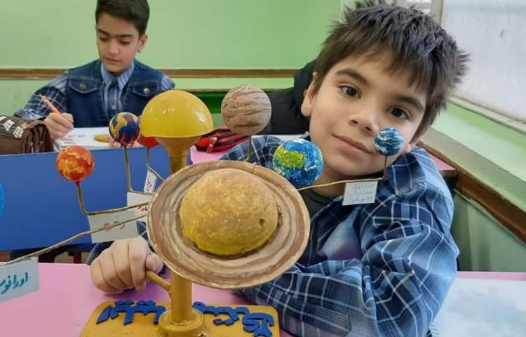 دست سازه منظومه شمسی دانش آموزان پایه چهارم