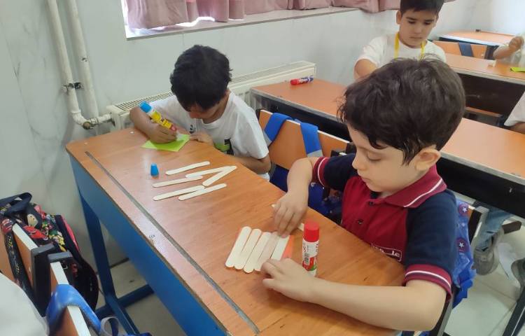 دست‌سازه و تقویت مهارت‌های حرکتی و افزایش دقت با ساخت (جغد،خرگوش) در کلاس انجام شد. 1