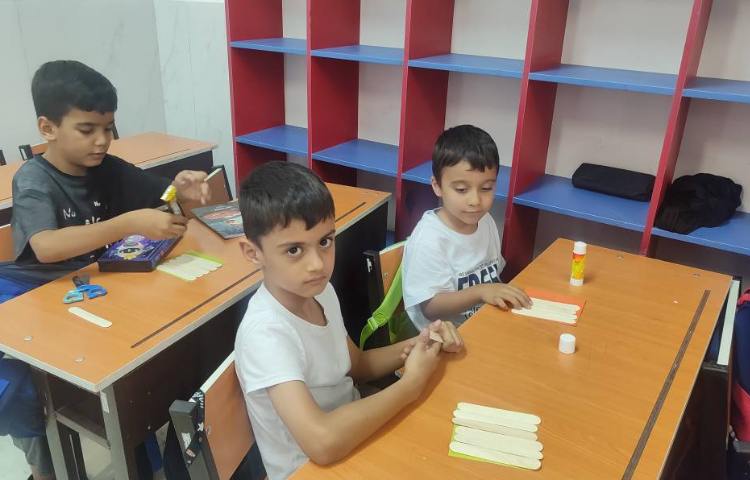 دست‌سازه و تقویت مهارت‌های حرکتی و افزایش دقت با ساخت (جغد،خرگوش) در کلاس انجام شد. 2