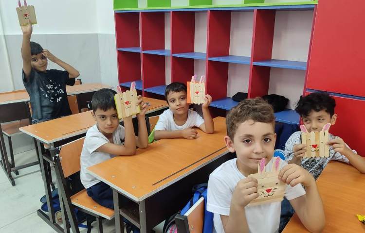 دست‌سازه و تقویت مهارت‌های حرکتی و افزایش دقت با ساخت (جغد،خرگوش) در کلاس انجام شد. 3