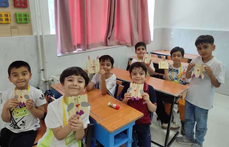 دست‌سازه و تقویت مهارت‌های حرکتی و افزایش دقت با ساخت (جغد،خرگوش) در کلاس انجام شد. 4