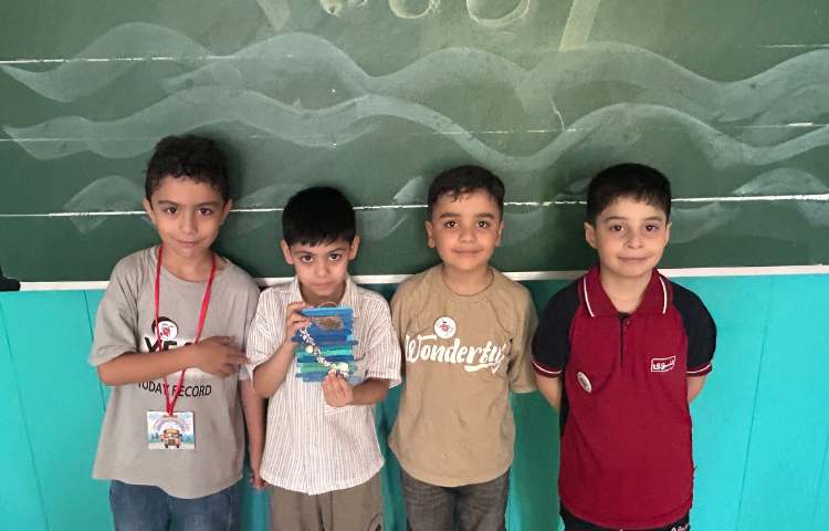 دست سازه و دریای زیبا