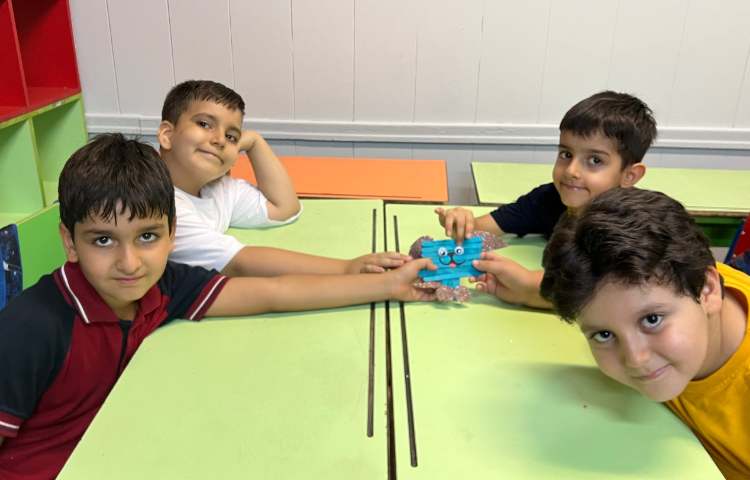 دست سازه چوبی خرگوش و سگ