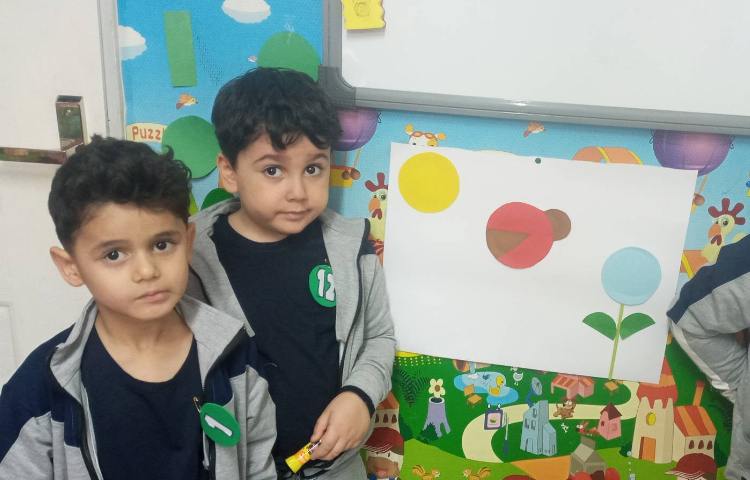 دست های توانمند(به کمک اشکال هندسی کاردستی گروهی درست کردند) 3