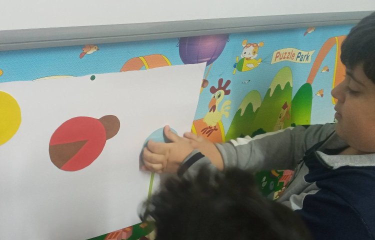 دست های توانمند(به کمک اشکال هندسی کاردستی گروهی درست کردند) 4