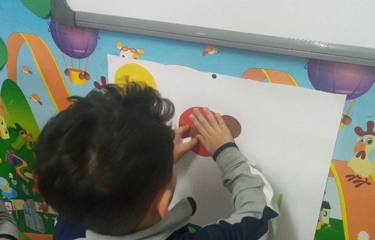 دست های توانمند(به کمک اشکال هندسی کاردستی گروهی درست کردند) 5