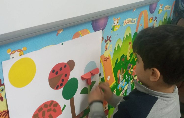 دست های توانمند(به کمک اشکال هندسی کاردستی گروهی درست کردند)