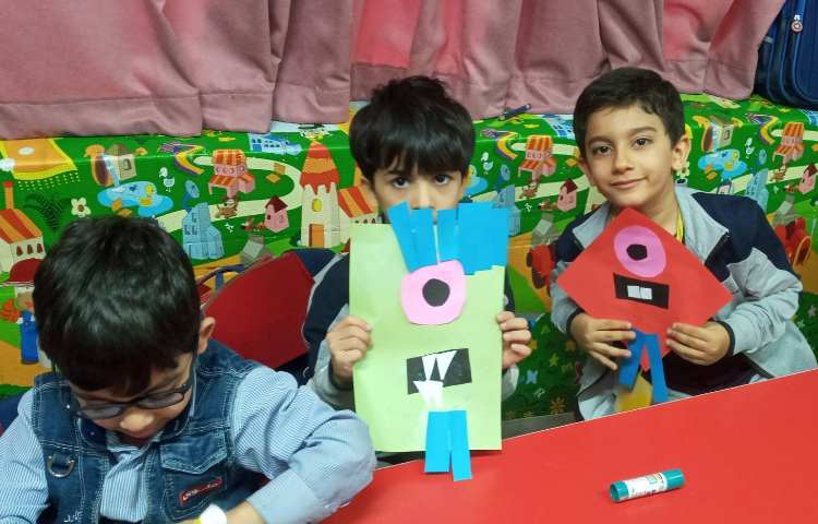 دست های توانمند به کمک اشکال هندسی کاردستی درست کردند. 1