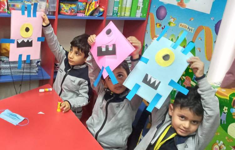 دست های توانمند به کمک اشکال هندسی کاردستی درست کردند. 2