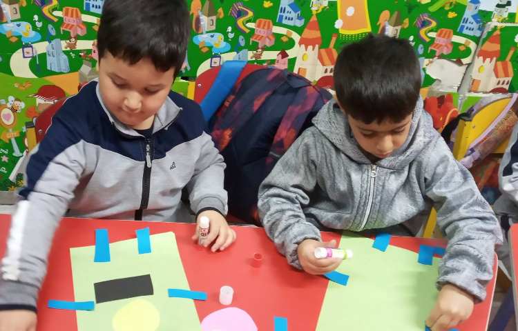 دست های توانمند به کمک اشکال هندسی کاردستی درست کردند. 4