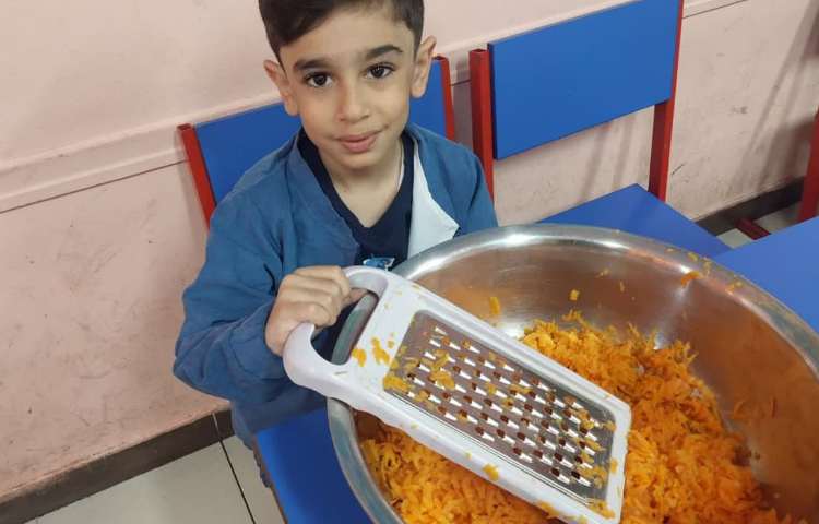 دست ورزی (آماده سازی مربای هویج )پیش دبستان علوی 1