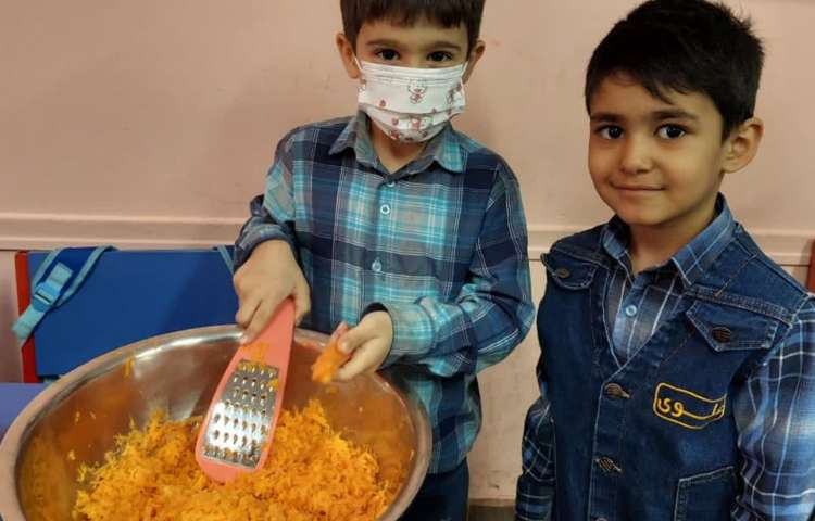 دست ورزی (آماده سازی مربای هویج )پیش دبستان علوی 2