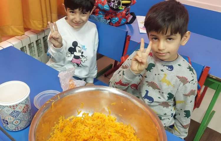 دست ورزی (آماده سازی مربای هویج )پیش دبستان علوی 3