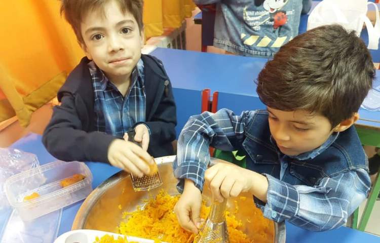 دست ورزی (آماده سازی مربای هویج )پیش دبستان علوی 4