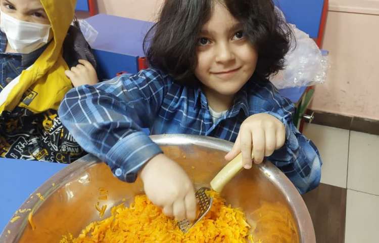 دست ورزی (آماده سازی مربای هویج )پیش دبستان علوی 5