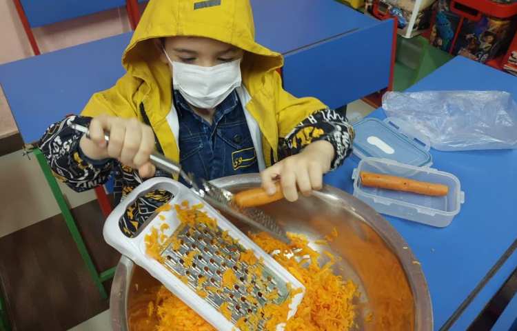 دست ورزی (آماده سازی مربای هویج )پیش دبستان علوی 6